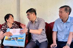 Chánh Văn phòng Tỉnh ủy Lâm Đồng Nguyễn Khắc Bình thăm, tặng quà người có công cách mạng