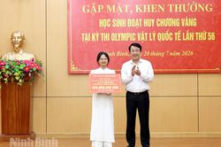 Gặp mặt, khen thưởng nữ sinh đoạt Huy chương Vàng Olympic Vật lý quốc tế lần thứ 56