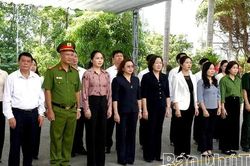 Đo&agrave;n đại biểu tỉnh Ph&uacute; Thọ d&acirc;ng hương tưởng niệm c&aacute;c Anh h&ugrave;ng liệt sĩ tại Vị Xuy&ecirc;n