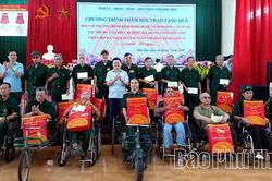 Tặng qu&agrave; c&aacute;c thương, bệnh binh tại Trung t&acirc;m Điều dưỡng người c&oacute; c&ocirc;ng Ph&uacute; Thọ