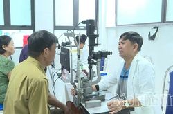 Kh&aacute;m bệnh, tặng qu&agrave; tri &acirc;n người c&oacute; c&ocirc;ng 3 phường &Acirc;u Cơ, Ph&uacute; Thọ, Phong Ch&acirc;u