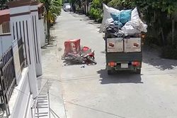 Ra khỏi ngõ không quan sát, xe máy lĩnh trọn cú tông của xe tải
