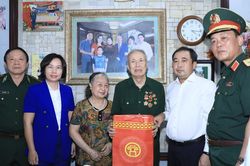 Bí thư Hà Nội thăm hỏi, tặng quà các thương binh tiêu biểu phường Hoàn Kiếm