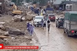 Thông tuyến tạm thời Quốc lộ 32 qua vùng lũ Mường Than