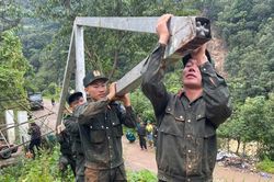 Cảnh sát cơ động giúp dân vùng lũ Sơn La