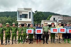 Công an tỉnh Lai Châu bám địa bàn, khẩn trương giúp dân sau lũ dữ
