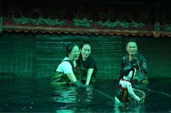 Bí mật sau tấm mành thủy đình