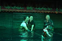Bí mật sau tấm mành thủy đình