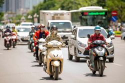 Hà Nội trời oi nóng, đề phòng mưa dông bất chợt