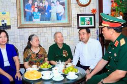 B&iacute; thư Th&agrave;nh ủy H&agrave; Nội thăm, tặng qu&agrave; c&aacute;c thương binh