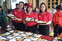 Những suất cơm ấm áp nghĩa tình ở 'tâm lũ' Mường Than