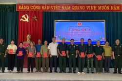 Hội Cựu chiến binh tỉnh, phường Thục Phán tặng quà các gia đình chính sách, người có công