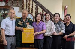 Phó Chủ tịch UBND tỉnh Hà Nhật Lệ thăm, tặng quà gia đình người có công tại xã Nguyên Bình nhân ngày 27/7
