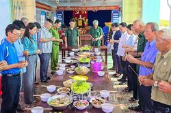 Ấm tình đồng đội từ mâm cơm tri ân liệt sĩ