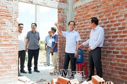Kiểm tra tiến độ xây dựng nhà cho hộ dân khó khăn