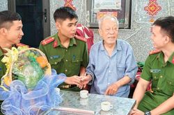 Chuyện xúc động về cụ ông 87 tuổi gần 60 năm thờ cúng em trai liệt sĩ