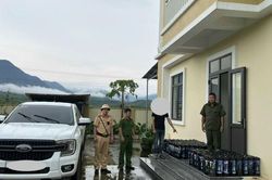 Kiểm tra xe bán tải lúc nửa đêm, lộ bí mật bên trong 37 chiếc bao tải