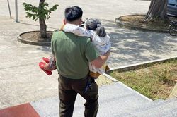 Hành động ấm áp của cán bộ công an với người dân đi lại khó khăn