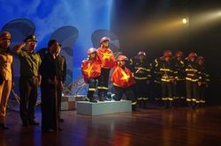 Vở kịch 'Ngược chiều b&igrave;nh an': T&ocirc;n vinh những người h&ugrave;ng ngược lửa v&igrave; b&igrave;nh y&ecirc;n Nh&acirc;n d&acirc;n