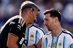 Messi yêu cầu rút thẻ đỏ cầu thủ Tây Ban Nha, trọng tài thẳng thừng từ chối