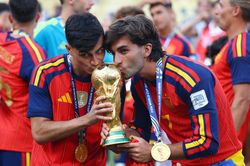 T&acirc;y Ban Nha v&ocirc; địch World Cup: Vai phụ Ferran Torres l&agrave;m lu mờ Messi, Yamal
