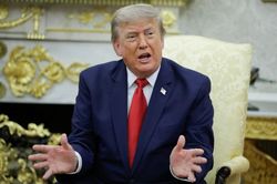 Tổng thống Trump tuyên bố Mỹ 'giáng một đòn rất mạnh' vào Iran