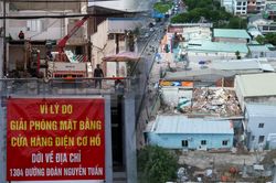 Người dân dỡ nhà, giao mặt bằng để mở rộng quốc lộ 1 nối TP.HCM với Tây Ninh