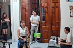 Clip bố chơi đàn, mẹ thổi saxophone mừng sinh nhật con đi xa về gây xúc động