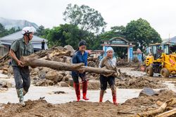 Những bàn tay không để hy vọng bị vùi lấp sau lũ dữ ở Mường Than