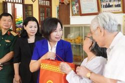 Lãnh đạo MTTQ Việt Nam thành phố Hà Nội tặng quà gia đình chính sách tại xã Sóc Sơn