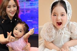 Con gái út nhà Khánh Thi quấn quýt bên mẹ và bà ngoại