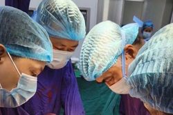 Tự ý dùng thuốc Nam sau ung thư gan, người đàn ông mang khối u tái phát nặng 3,5kg trong ổ bụng