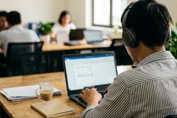 Bắt nhân viên làm việc không đúng địa điểm theo hợp đồng có thể bị phạt đến 7 triệu đồng