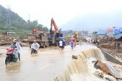 Nguy hiểm khi du lịch mùa mưa bão, du khách suýt bị lũ cuốn trôi