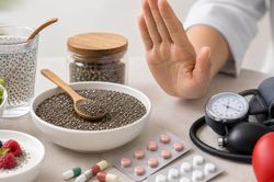 Đang dùng thuốc huyết áp, tiểu đường, chống đông máu có nên ăn hạt chia?
