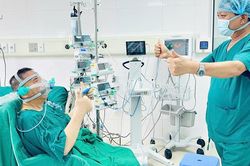 Mang bình oxy đi từ Nam ra Bắc tìm sự sống, người đàn ông 59 tuổi được hồi sinh từ nghĩa cử của cô gái 22 tuổi