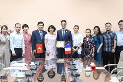 Bộ Y tế trao tặng Kỷ niệm chương 'Vì sức khỏe nhân dân' cho Tùy viên Hợp tác Y tế, Đại sứ quán Cộng hòa Pháp tại Việt Nam