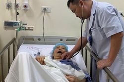 Thay van hai lá qua đường ống thông kết hợp can thiệp mạch vành cứu sống cụ bà 84 tuổi bị sốc tim