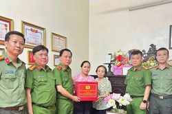 Thăm hỏi, tặng quà gia đình các liệt sĩ Cảnh sát phòng cháy, chữa cháy