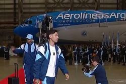 Messi 'mất tích' khi tuyển Argentina trở về quê nhà