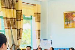 Lớp học tiếng Anh của những 'gia sư áo xanh'