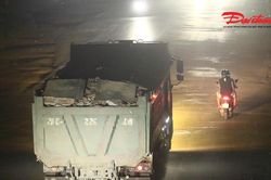 Xe tải có dấu hiệu cơi nới thành thùng chạy trên Quốc lộ 6, tiềm ẩn nguy cơ mất an toàn