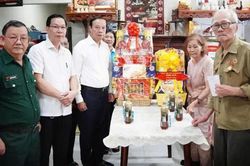 Lãnh đạo TP Hồ Chí Minh thăm các thương binh, người có công tiêu biểu