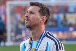 Messi chúc mừng Tây Ban Nha vô địch World Cup