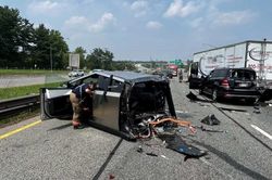 Xe điện 'xấu' Tesla Cybertruck gãy đôi sau tai nạn liên hoàn