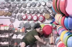 Căn nhà treo hơn trăm cái nồi và rổ ở miền Tây gây sốt