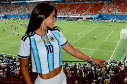 Vợ Messi l&ecirc;n tiếng