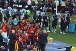 Cầu thủ Argentina duy nhất không quay lưng khi Tây Ban Nha nâng cúp