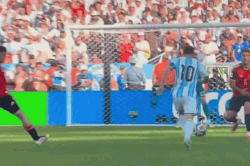 Tiền vệ Tây Ban Nha 'khoe' cận cảnh Messi sút bóng trúng mặt