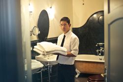 Vì sao bật đèn phòng tắm khách sạn suốt đêm?
